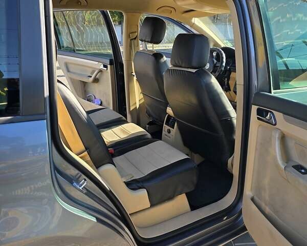 Серый Фольксваген Туран, объемом двигателя 2 л и пробегом 358 тыс. км за 4500 $, фото 24 на Automoto.ua