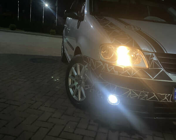 Серый Фольксваген Туран, объемом двигателя 1.97 л и пробегом 490 тыс. км за 5550 $, фото 1 на Automoto.ua