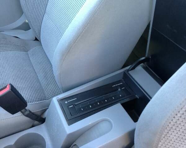 Сірий Фольксваген Туран, об'ємом двигуна 2 л та пробігом 240 тис. км за 5500 $, фото 4 на Automoto.ua