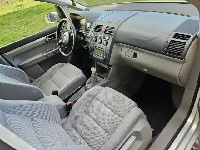 Серый Фольксваген Туран, объемом двигателя 2 л и пробегом 380 тыс. км за 2350 $, фото 12 на Automoto.ua