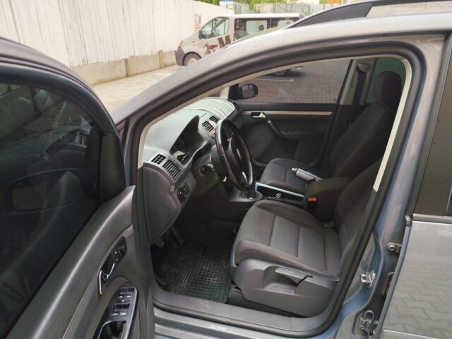 Сірий Фольксваген Туран, об'ємом двигуна 2 л та пробігом 217 тис. км за 5300 $, фото 7 на Automoto.ua