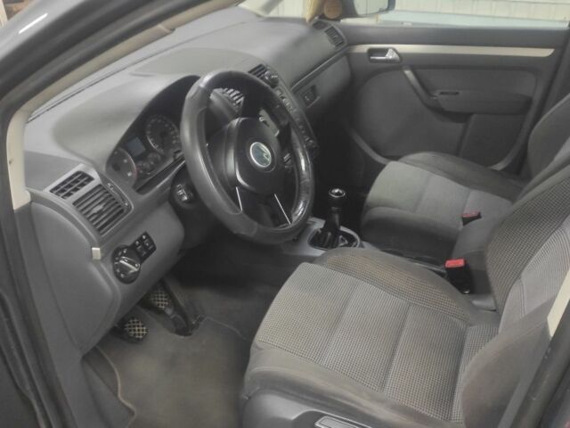 Серый Фольксваген Туран, объемом двигателя 2 л и пробегом 293 тыс. км за 6100 $, фото 6 на Automoto.ua