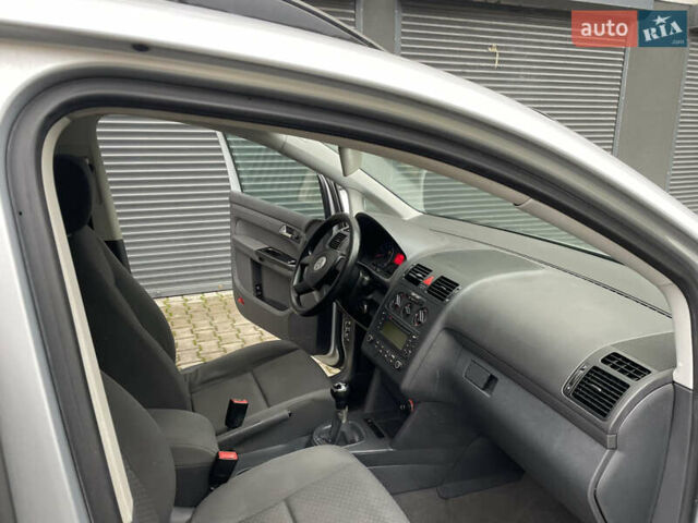 Серый Фольксваген Туран, объемом двигателя 1.6 л и пробегом 258 тыс. км за 5350 $, фото 22 на Automoto.ua