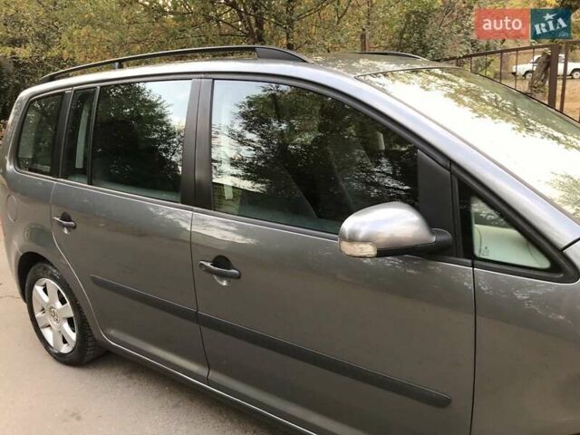 Серый Фольксваген Туран, объемом двигателя 1.6 л и пробегом 232 тыс. км за 5850 $, фото 5 на Automoto.ua