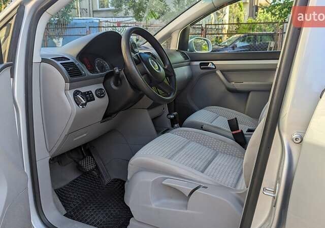 Серый Фольксваген Туран, объемом двигателя 1.9 л и пробегом 300 тыс. км за 5100 $, фото 2 на Automoto.ua