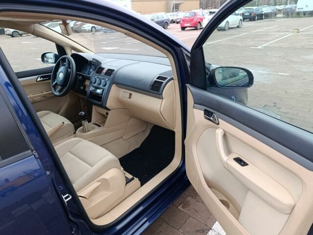 Сірий Фольксваген Туран, об'ємом двигуна 2 л та пробігом 300 тис. км за 2349 $, фото 14 на Automoto.ua