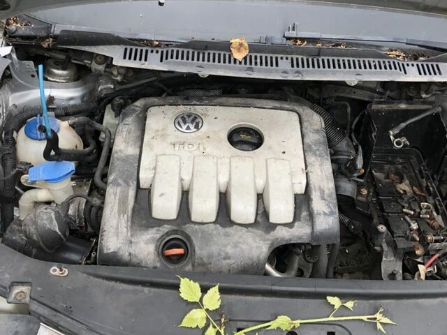 Серый Фольксваген Туран, объемом двигателя 2 л и пробегом 3 тыс. км за 1300 $, фото 3 на Automoto.ua