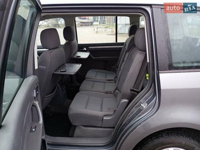 Серый Фольксваген Туран, объемом двигателя 1.6 л и пробегом 238 тыс. км за 4299 $, фото 20 на Automoto.ua