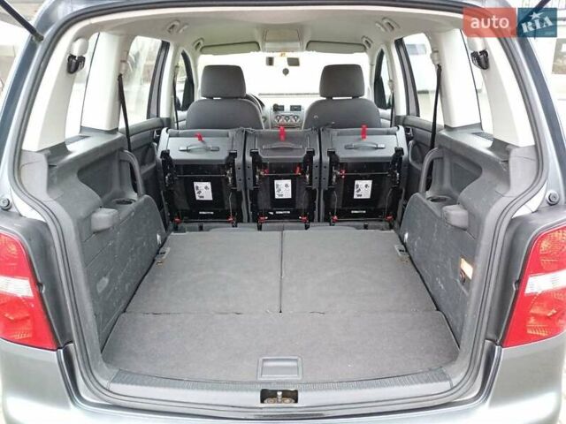 Серый Фольксваген Туран, объемом двигателя 1.6 л и пробегом 238 тыс. км за 4299 $, фото 29 на Automoto.ua