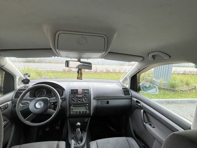 Серый Фольксваген Туран, объемом двигателя 1.9 л и пробегом 300 тыс. км за 3100 $, фото 6 на Automoto.ua