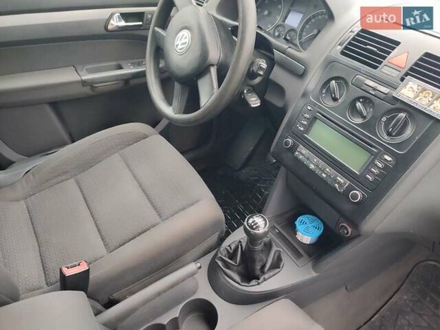 Серый Фольксваген Туран, объемом двигателя 1.98 л и пробегом 240 тыс. км за 4900 $, фото 2 на Automoto.ua