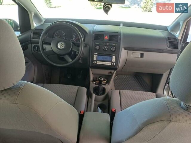 Серый Фольксваген Туран, объемом двигателя 1.6 л и пробегом 270 тыс. км за 5199 $, фото 3 на Automoto.ua