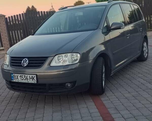 Серый Фольксваген Туран, объемом двигателя 1.98 л и пробегом 219 тыс. км за 5300 $, фото 1 на Automoto.ua