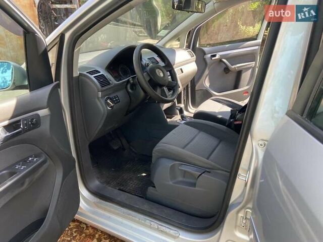 Серый Фольксваген Туран, объемом двигателя 1.6 л и пробегом 172 тыс. км за 6300 $, фото 3 на Automoto.ua