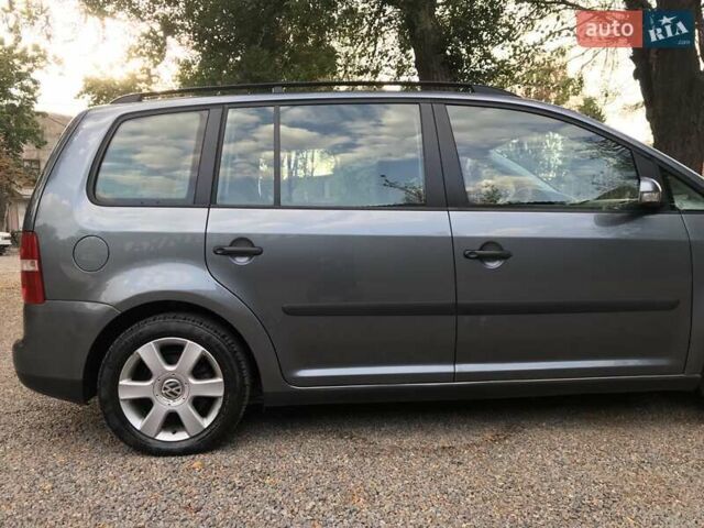 Серый Фольксваген Туран, объемом двигателя 1.6 л и пробегом 232 тыс. км за 5850 $, фото 3 на Automoto.ua