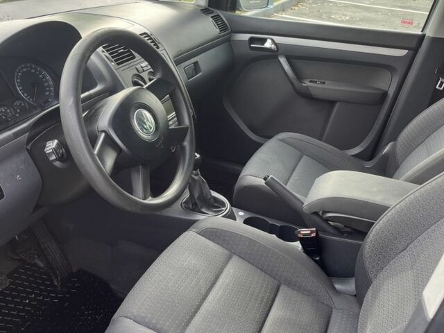 Серый Фольксваген Туран, объемом двигателя 1.9 л и пробегом 300 тыс. км за 3100 $, фото 5 на Automoto.ua