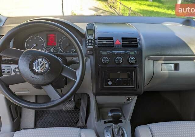 Серый Фольксваген Туран, объемом двигателя 1.9 л и пробегом 300 тыс. км за 5100 $, фото 1 на Automoto.ua