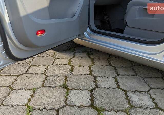 Серый Фольксваген Туран, объемом двигателя 1.9 л и пробегом 300 тыс. км за 5100 $, фото 3 на Automoto.ua