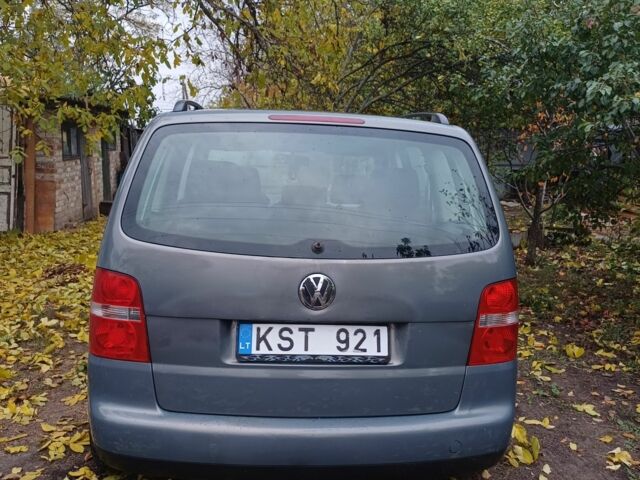 Серый Фольксваген Туран, объемом двигателя 2 л и пробегом 305 тыс. км за 3700 $, фото 2 на Automoto.ua