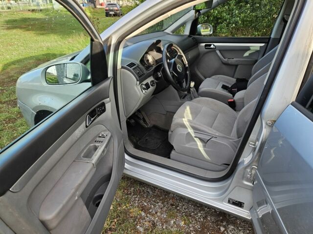 Серый Фольксваген Туран, объемом двигателя 2 л и пробегом 380 тыс. км за 2350 $, фото 8 на Automoto.ua