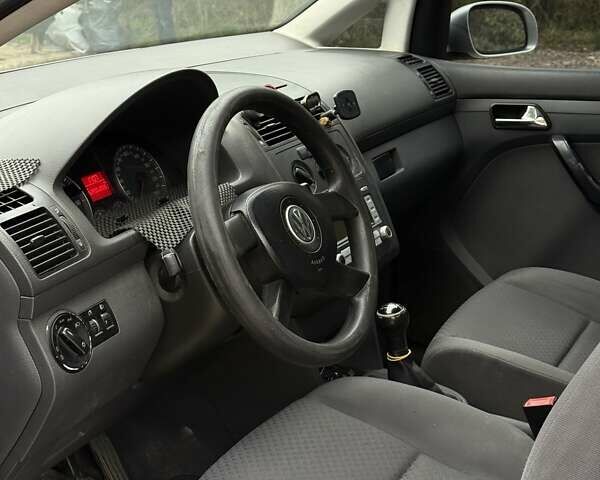 Серый Фольксваген Туран, объемом двигателя 1.9 л и пробегом 353 тыс. км за 5305 $, фото 13 на Automoto.ua