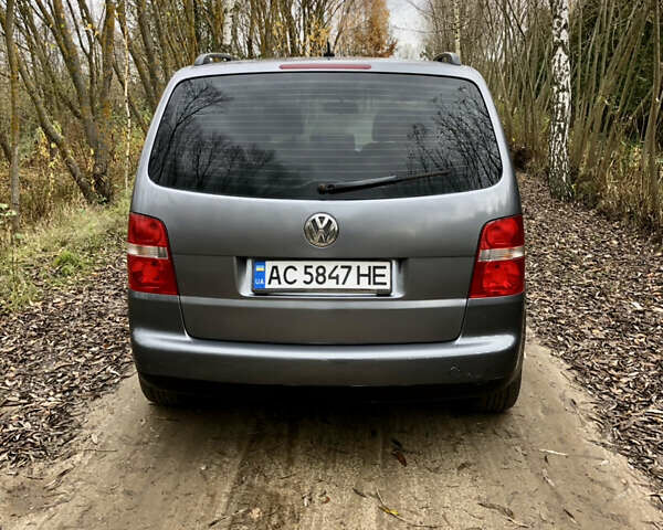 Серый Фольксваген Туран, объемом двигателя 1.9 л и пробегом 300 тыс. км за 5500 $, фото 4 на Automoto.ua