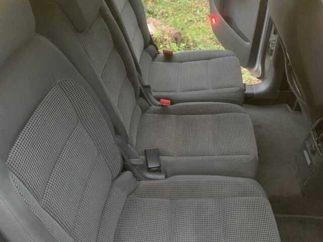 Серый Фольксваген Туран, объемом двигателя 2 л и пробегом 280 тыс. км за 3572 $, фото 6 на Automoto.ua