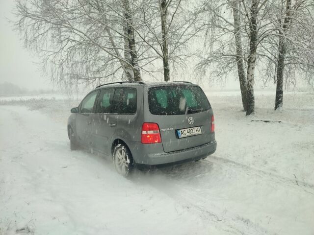 Серый Фольксваген Туран, объемом двигателя 2 л и пробегом 240 тыс. км за 4400 $, фото 7 на Automoto.ua