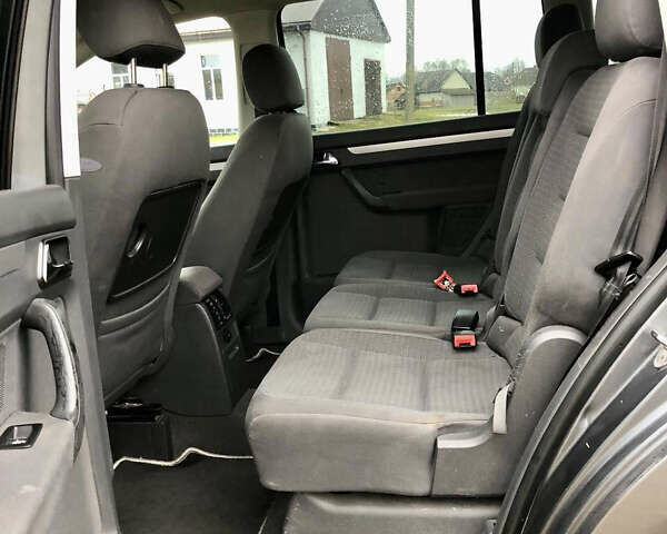 Серый Фольксваген Туран, объемом двигателя 1.9 л и пробегом 300 тыс. км за 5300 $, фото 6 на Automoto.ua