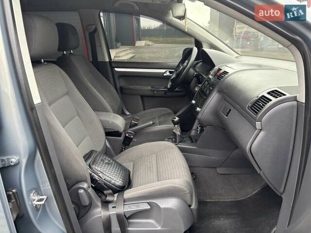 Серый Фольксваген Туран, объемом двигателя 1.9 л и пробегом 281 тыс. км за 6700 $, фото 4 на Automoto.ua