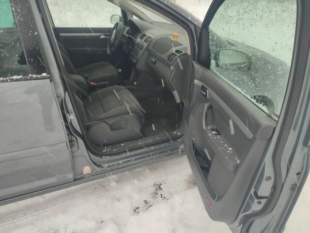 Серый Фольксваген Туран, объемом двигателя 2 л и пробегом 240 тыс. км за 4400 $, фото 6 на Automoto.ua