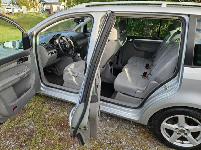 Серый Фольксваген Туран, объемом двигателя 2 л и пробегом 380 тыс. км за 2350 $, фото 6 на Automoto.ua