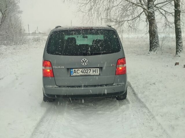 Серый Фольксваген Туран, объемом двигателя 2 л и пробегом 240 тыс. км за 4400 $, фото 1 на Automoto.ua
