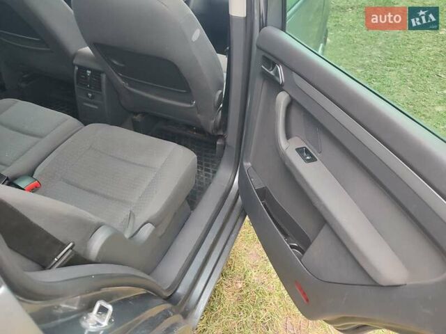 Серый Фольксваген Туран, объемом двигателя 1.98 л и пробегом 240 тыс. км за 4900 $, фото 1 на Automoto.ua