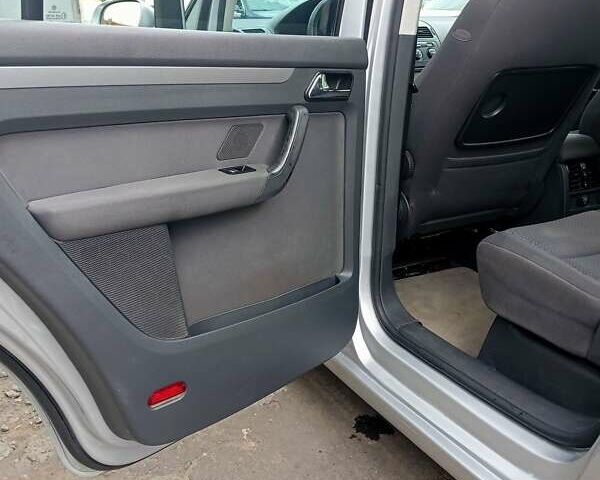 Сірий Фольксваген Туран, об'ємом двигуна 1.98 л та пробігом 196 тис. км за 5990 $, фото 6 на Automoto.ua