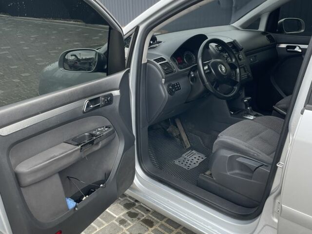 Серый Фольксваген Туран, объемом двигателя 2 л и пробегом 320 тыс. км за 6299 $, фото 8 на Automoto.ua