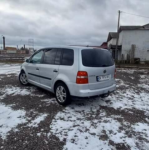 Серый Фольксваген Туран, объемом двигателя 1.6 л и пробегом 288 тыс. км за 4200 $, фото 1 на Automoto.ua