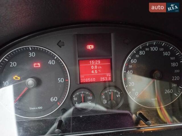 Серый Фольксваген Туран, объемом двигателя 1.9 л и пробегом 308 тыс. км за 5700 $, фото 4 на Automoto.ua