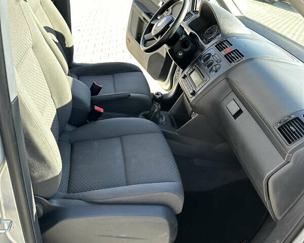 Серый Фольксваген Туран, объемом двигателя 1.6 л и пробегом 228 тыс. км за 4700 $, фото 27 на Automoto.ua