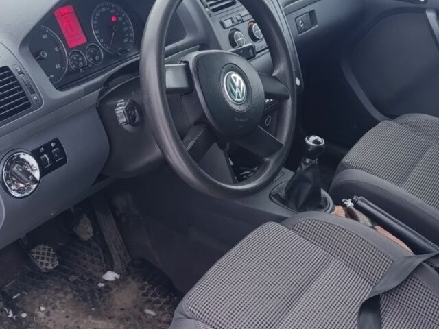 Серый Фольксваген Туран, объемом двигателя 2 л и пробегом 270 тыс. км за 2500 $, фото 4 на Automoto.ua