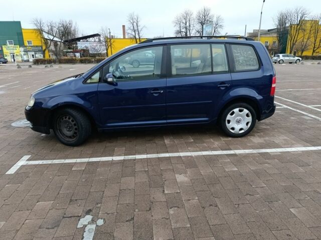 Сірий Фольксваген Туран, об'ємом двигуна 2 л та пробігом 300 тис. км за 2349 $, фото 5 на Automoto.ua