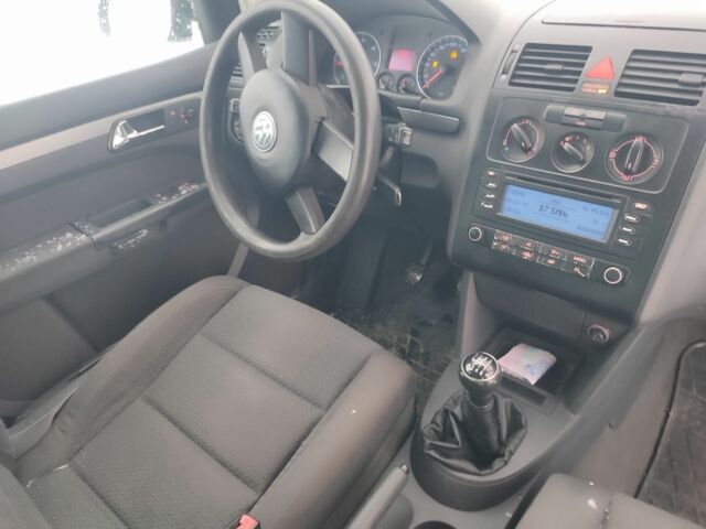 Серый Фольксваген Туран, объемом двигателя 2 л и пробегом 240 тыс. км за 4400 $, фото 5 на Automoto.ua