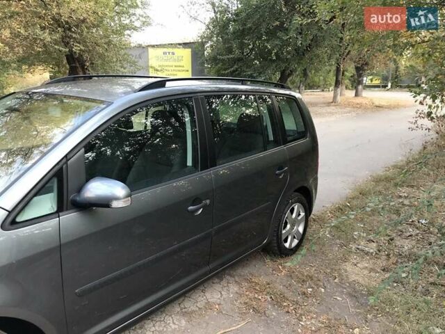 Серый Фольксваген Туран, объемом двигателя 1.6 л и пробегом 232 тыс. км за 5850 $, фото 1 на Automoto.ua