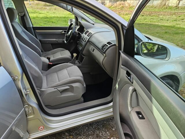 Серый Фольксваген Туран, объемом двигателя 2 л и пробегом 380 тыс. км за 2350 $, фото 11 на Automoto.ua