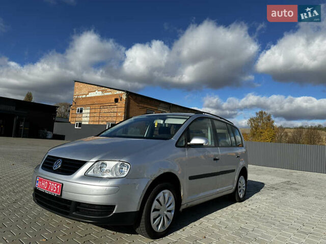 Серый Фольксваген Туран, объемом двигателя 1.6 л и пробегом 228 тыс. км за 4700 $, фото 1 на Automoto.ua