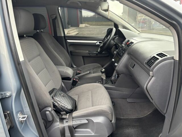 Серый Фольксваген Туран, объемом двигателя 1.9 л и пробегом 281 тыс. км за 6700 $, фото 5 на Automoto.ua