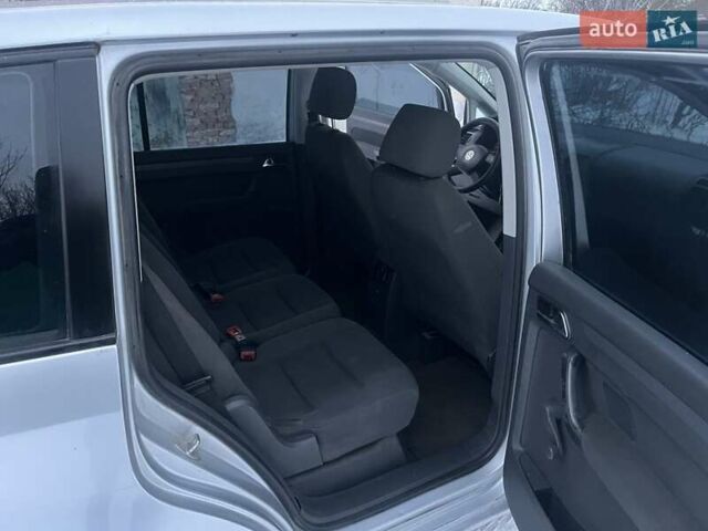 Серый Фольксваген Туран, объемом двигателя 1.6 л и пробегом 220 тыс. км за 3900 $, фото 10 на Automoto.ua