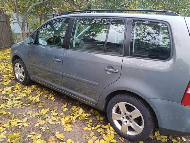 Серый Фольксваген Туран, объемом двигателя 2 л и пробегом 305 тыс. км за 3700 $, фото 1 на Automoto.ua