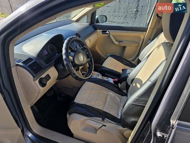 Серый Фольксваген Туран, объемом двигателя 2 л и пробегом 358 тыс. км за 4500 $, фото 18 на Automoto.ua