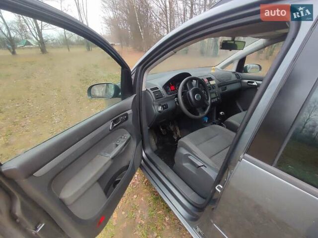 Серый Фольксваген Туран, объемом двигателя 1.98 л и пробегом 240 тыс. км за 4900 $, фото 3 на Automoto.ua